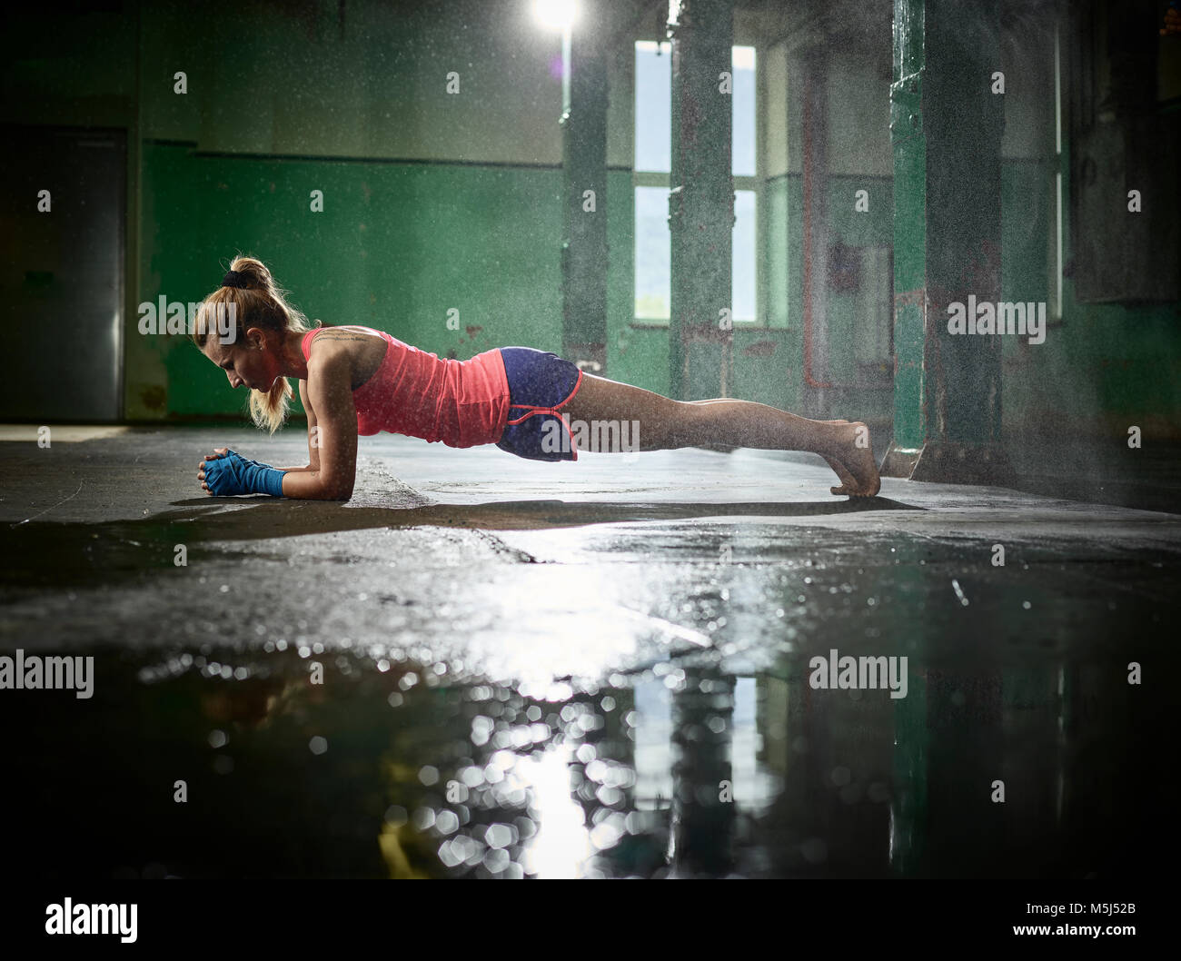 Frau mit einem Training in einer Halle Stockfoto