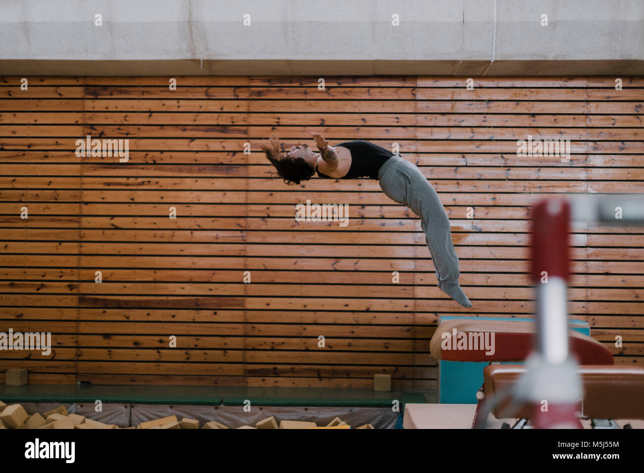 Gymnast ausüben, vaulting Tabelle in der Turnhalle Stockfoto