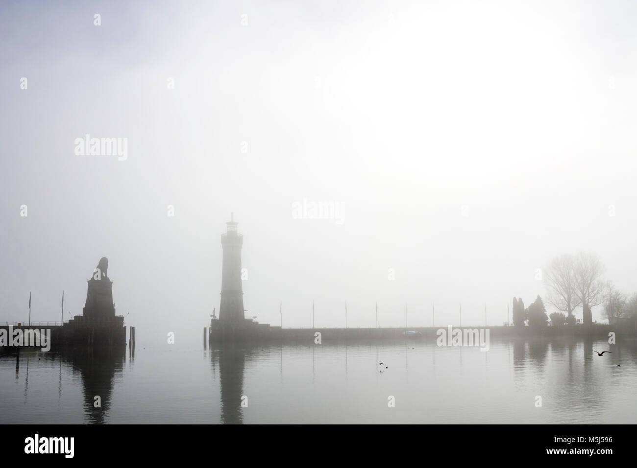 Deutschland, Lindau, Bodensee, Hafen Eingang im Nebel Stockfoto