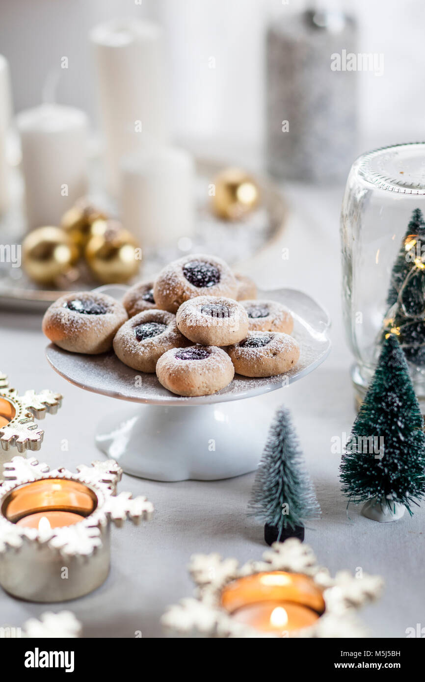 Weihnachten Kekse mit Marmelade Füllung auf Kuchen stand Stockfoto
