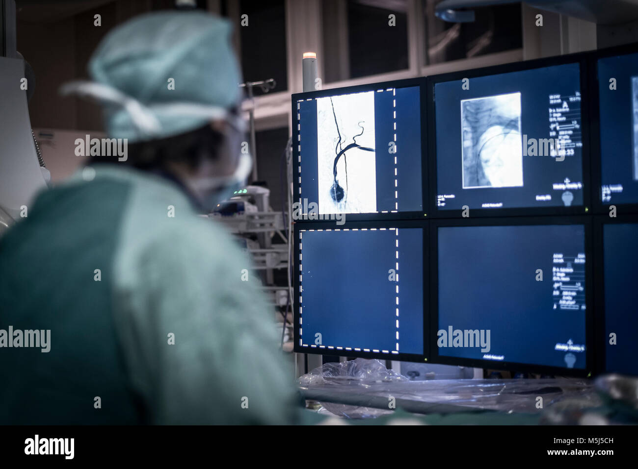 Neuroradiologist in Scrubs bei Monitor suchen Stockfoto