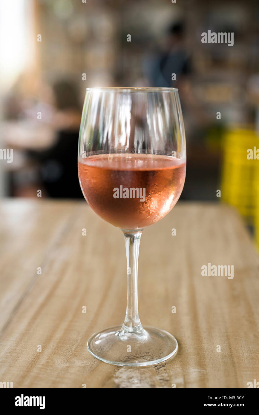 Glas Rose Wein auf Holz- Geschichte Stockfoto