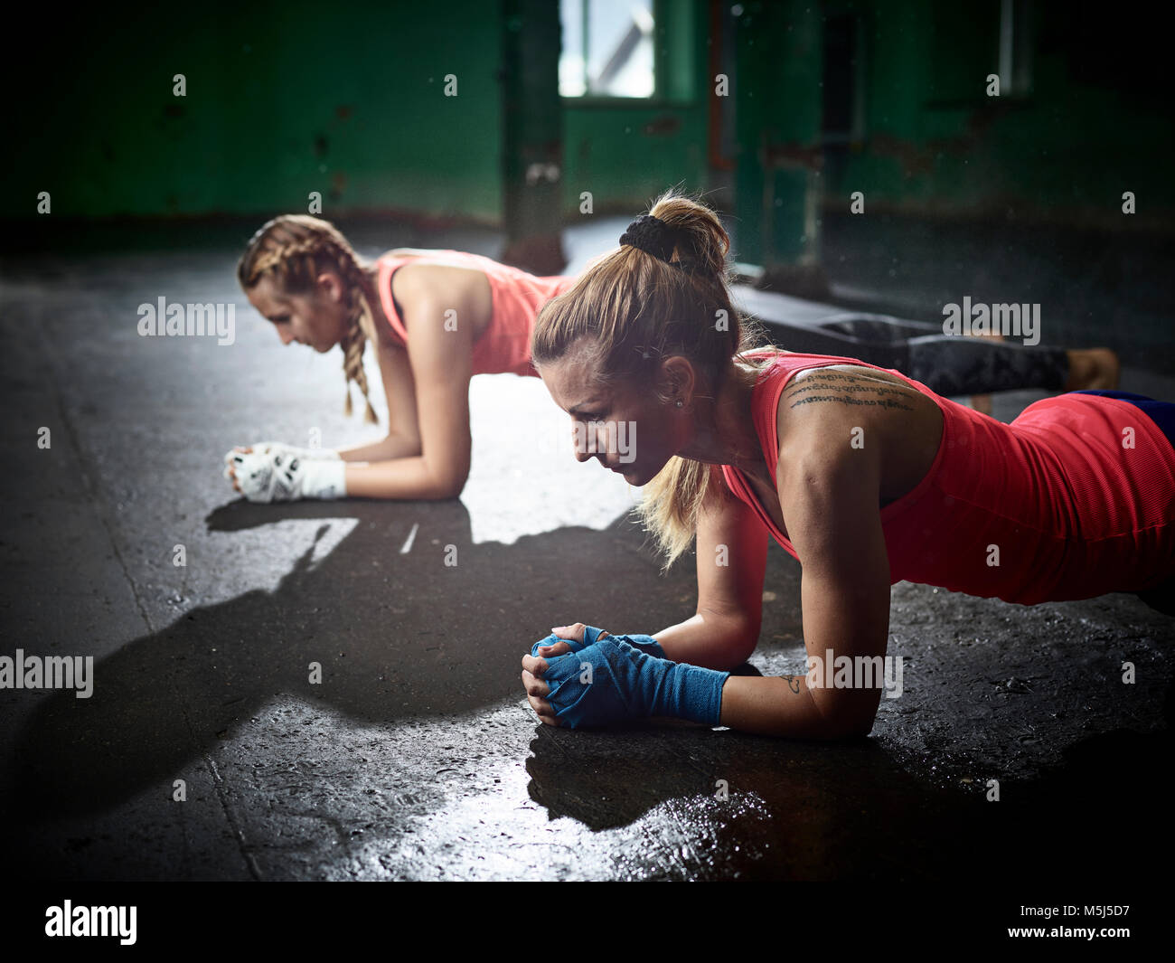Zwei Frauen, die ein Training in einer Halle Stockfoto