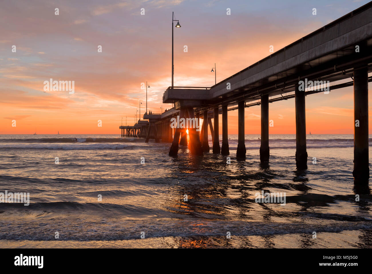 USA, Kalifornien, Los Angeles, Venice Beach, Venice Beach Pier bei Sonnenuntergang Stockfoto