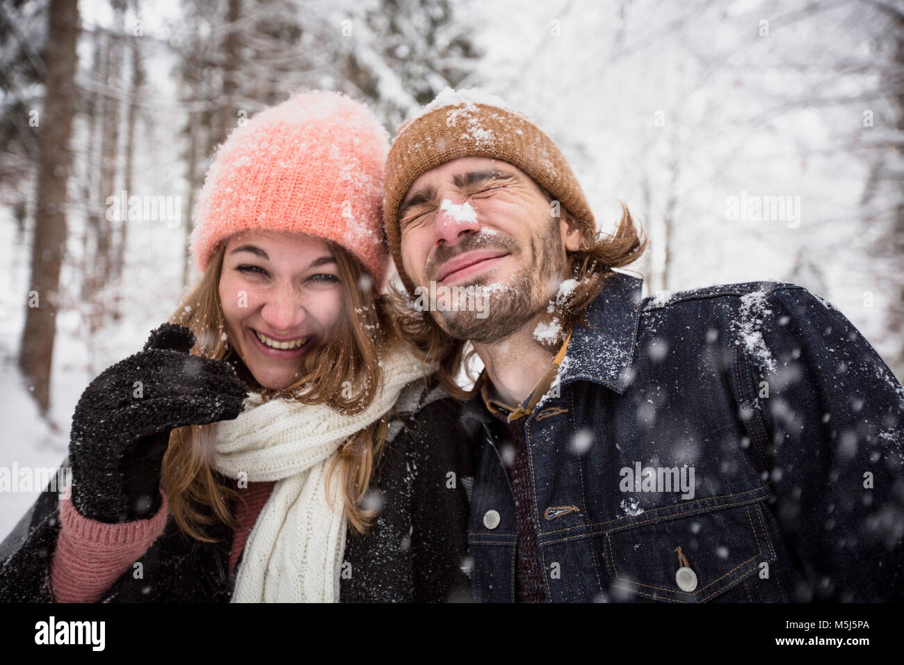 Glückliches Paar Spaß mit Schnee im Winter Landschaft Stockfoto