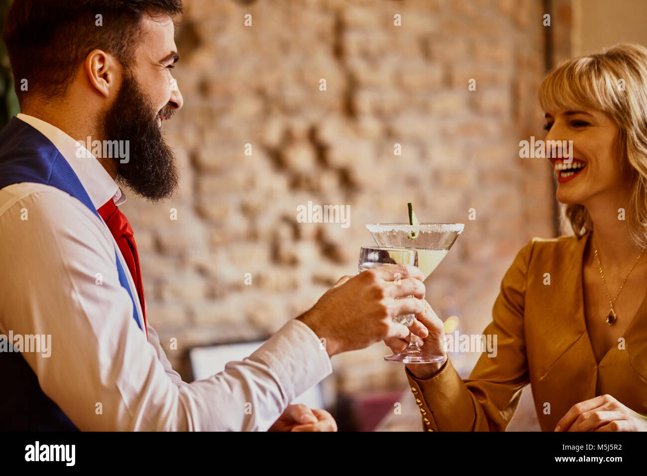Happy Elegant Paar toasten Gläser in eine Bar Stockfoto