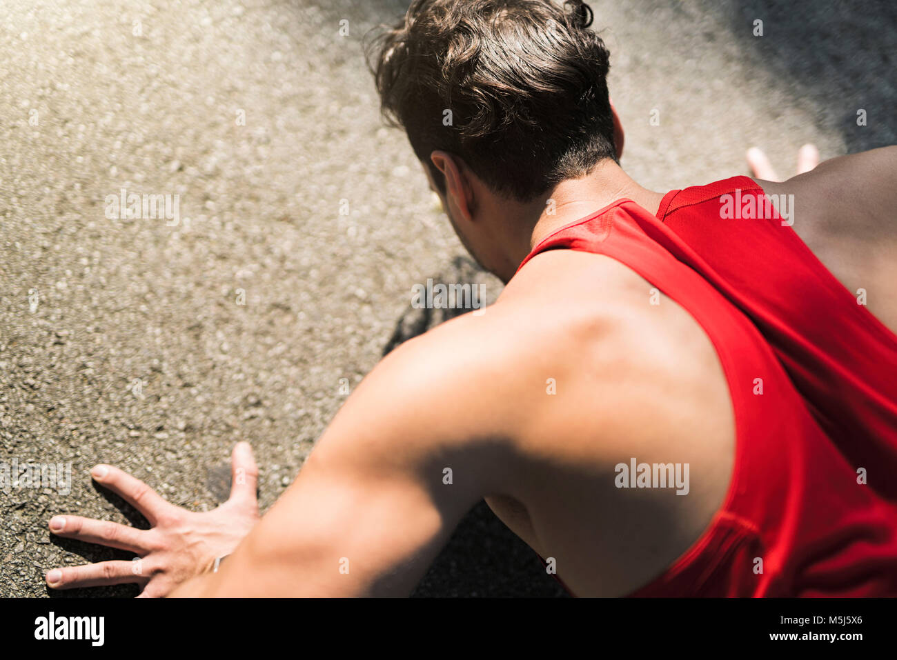 Athleten trainieren Push-ups in der Stadt Stockfoto