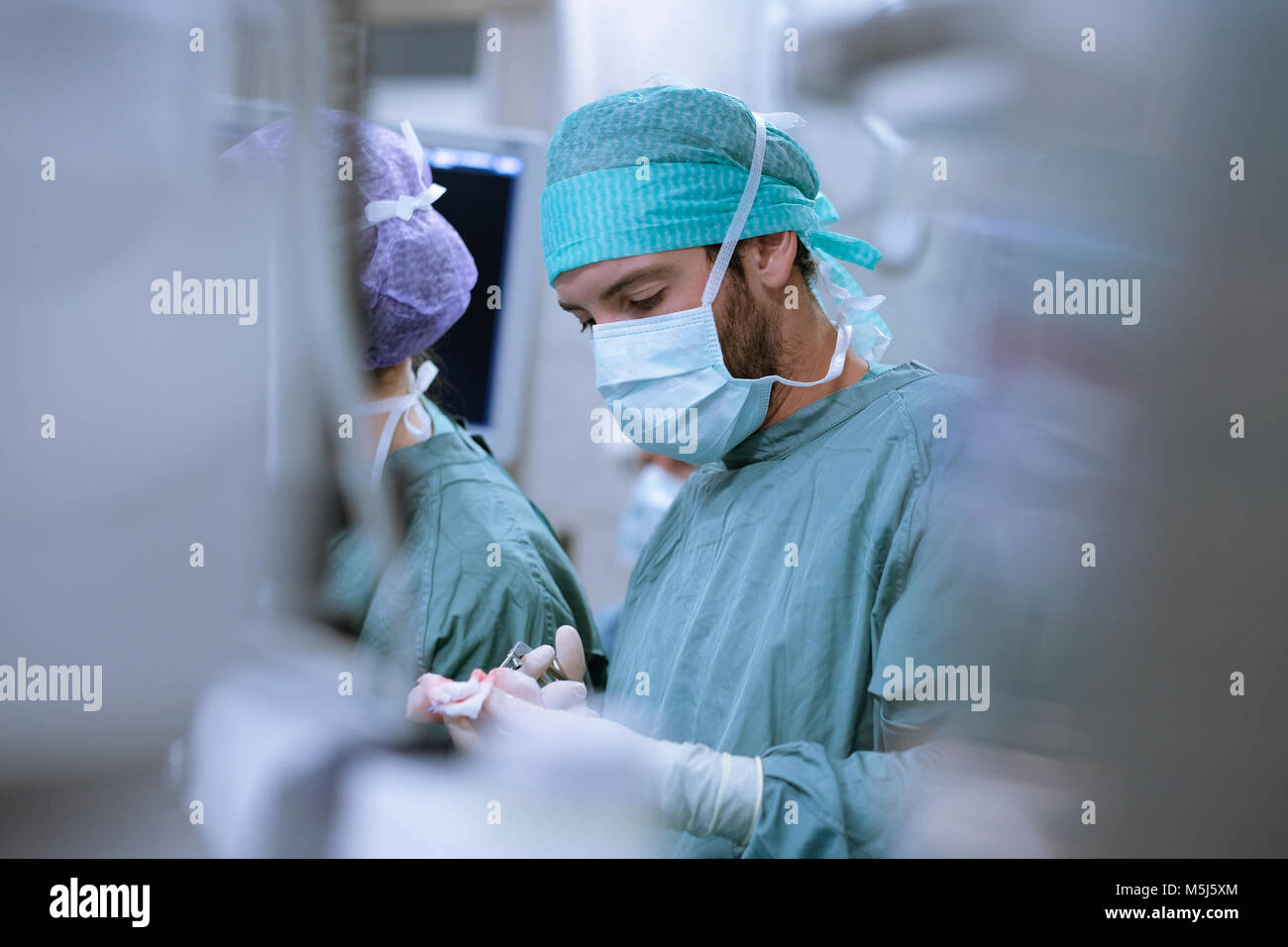 Op-Schwester bei der Arbeit während einer Operation Stockfoto