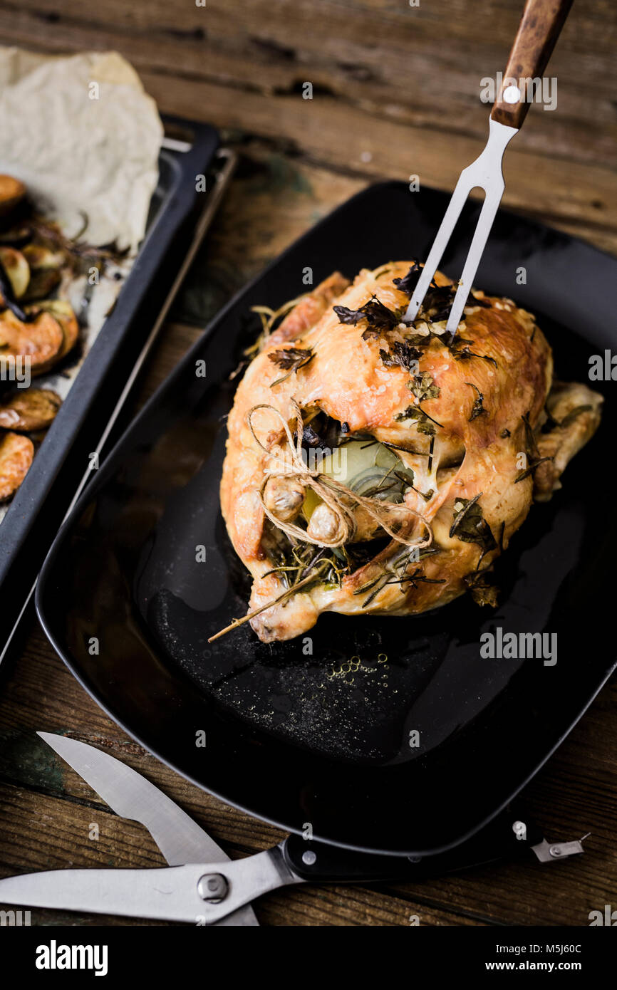 Gebratenes Huhn und Kartoffeln, bereit zu essen Stockfoto