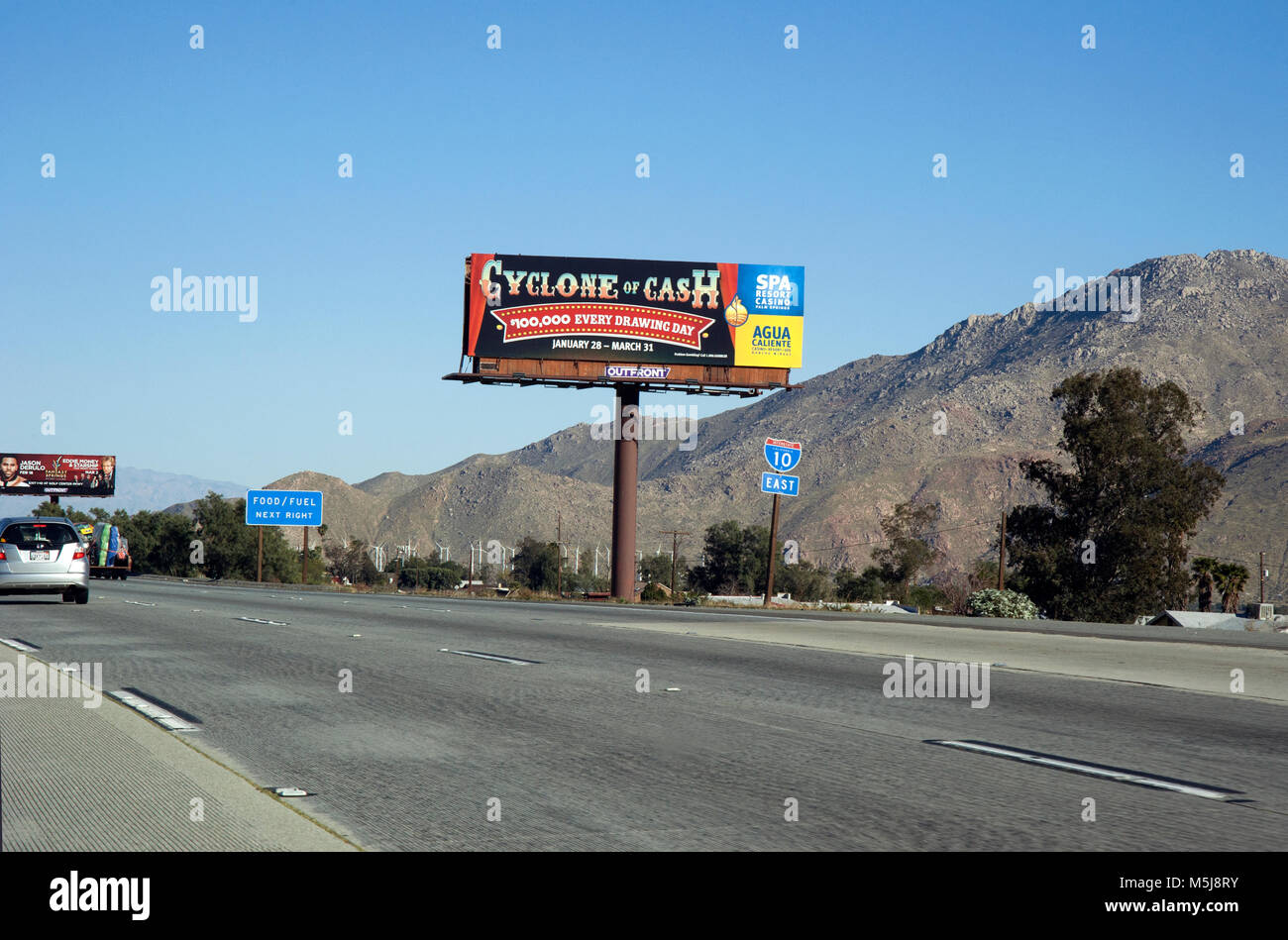 Hinweistafel auf der Interstate Highway 10 in Richtung Palm Springs, CA fördert gamling im Agua Caliente Casino, das sich im Besitz und von Einheimischen betrieben Stockfoto