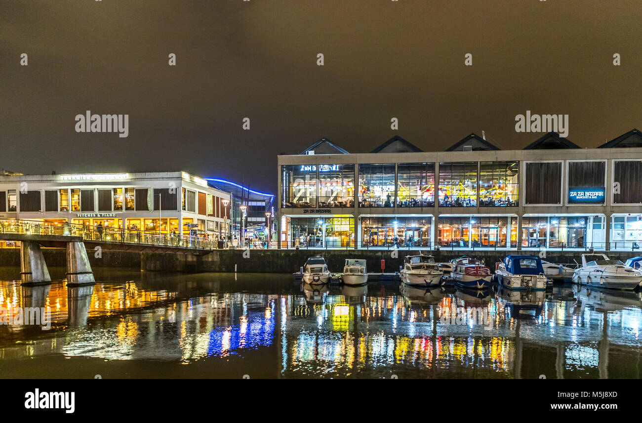 Pero's Bridge, eine Fußgängerbrücke, Harborside, Bristol UK. Benannt nach dem Sklaven Pero Jones. Brückenkonstruktion von Eilis O'Connell. Stockfoto