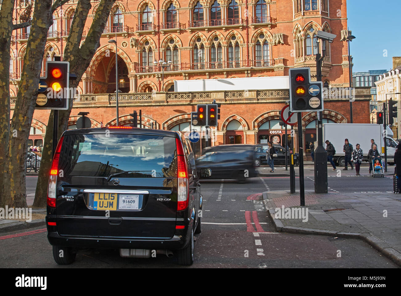 London Taxi an der Ampel außerhalb der internationalen Bahnhof St. Pancras in London warten Stockfoto