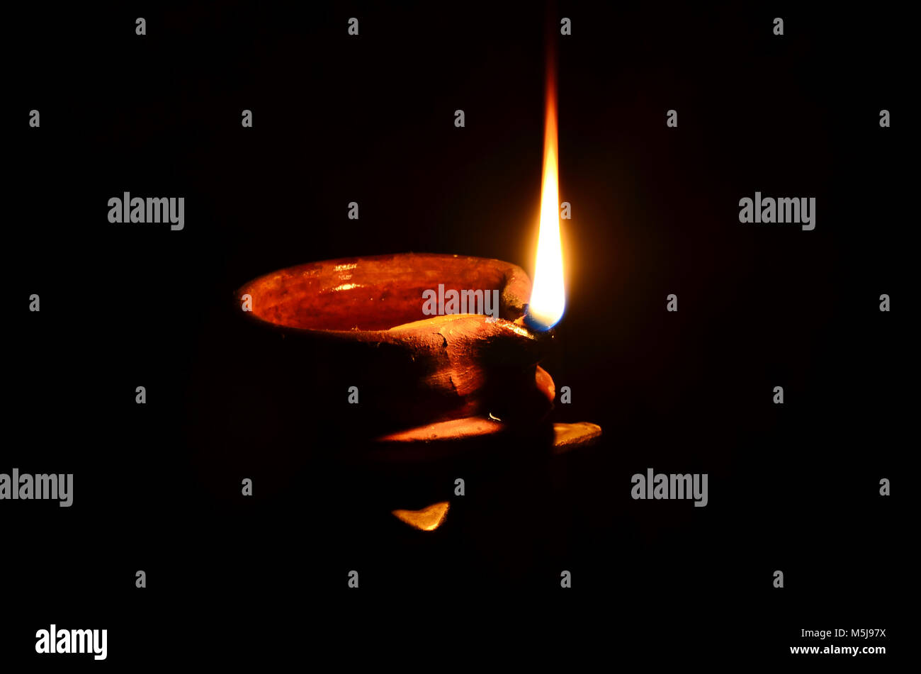 Diya für Diwali. Clay Lampe, in der Regel in hinduistischen Tempeln in Indien und Nepal für den Gottesdienst verwendet. Stockfoto