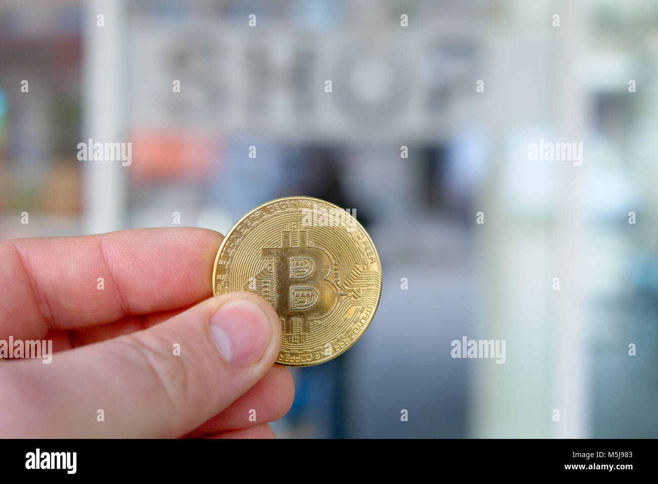 Bitcoin Zahlung in einem Geschäft oder über cryptocurrency Store Stockfoto