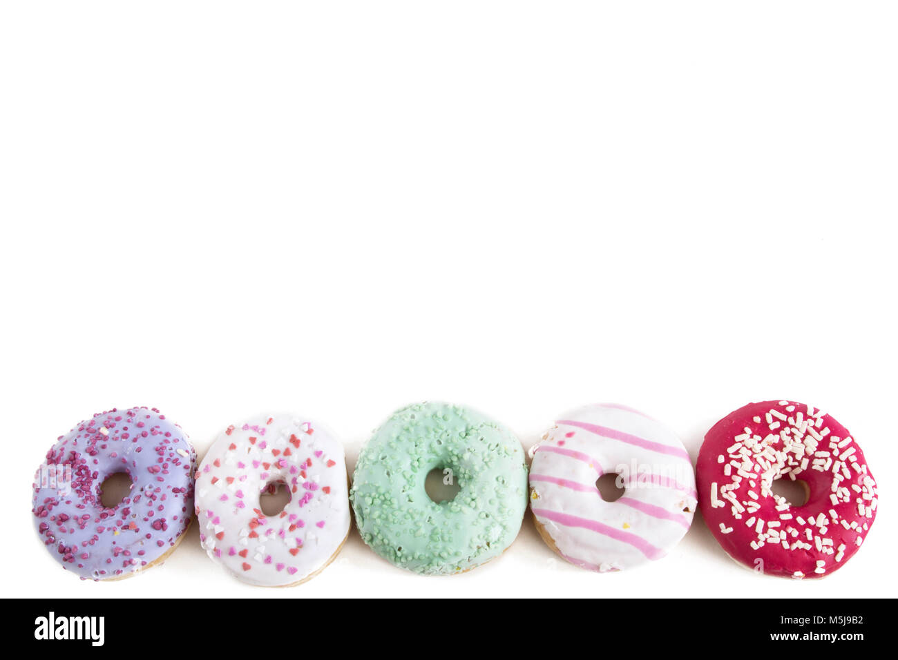 Donuts isoliert auf weißem Hintergrund. Ansicht von oben. Stockfoto Donuts isoliert auf weißem Hintergrund. Ansicht von oben. Stockfoto