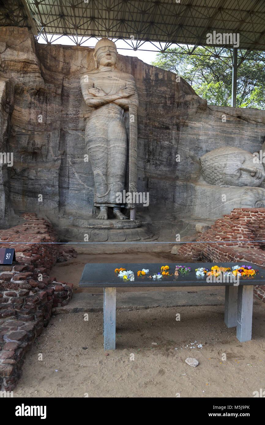 Polonnaruwa North Central Provinz Sri Lanka Gal Vihara - Stehender Buddha Neben Liegenden Buddha Stockfoto