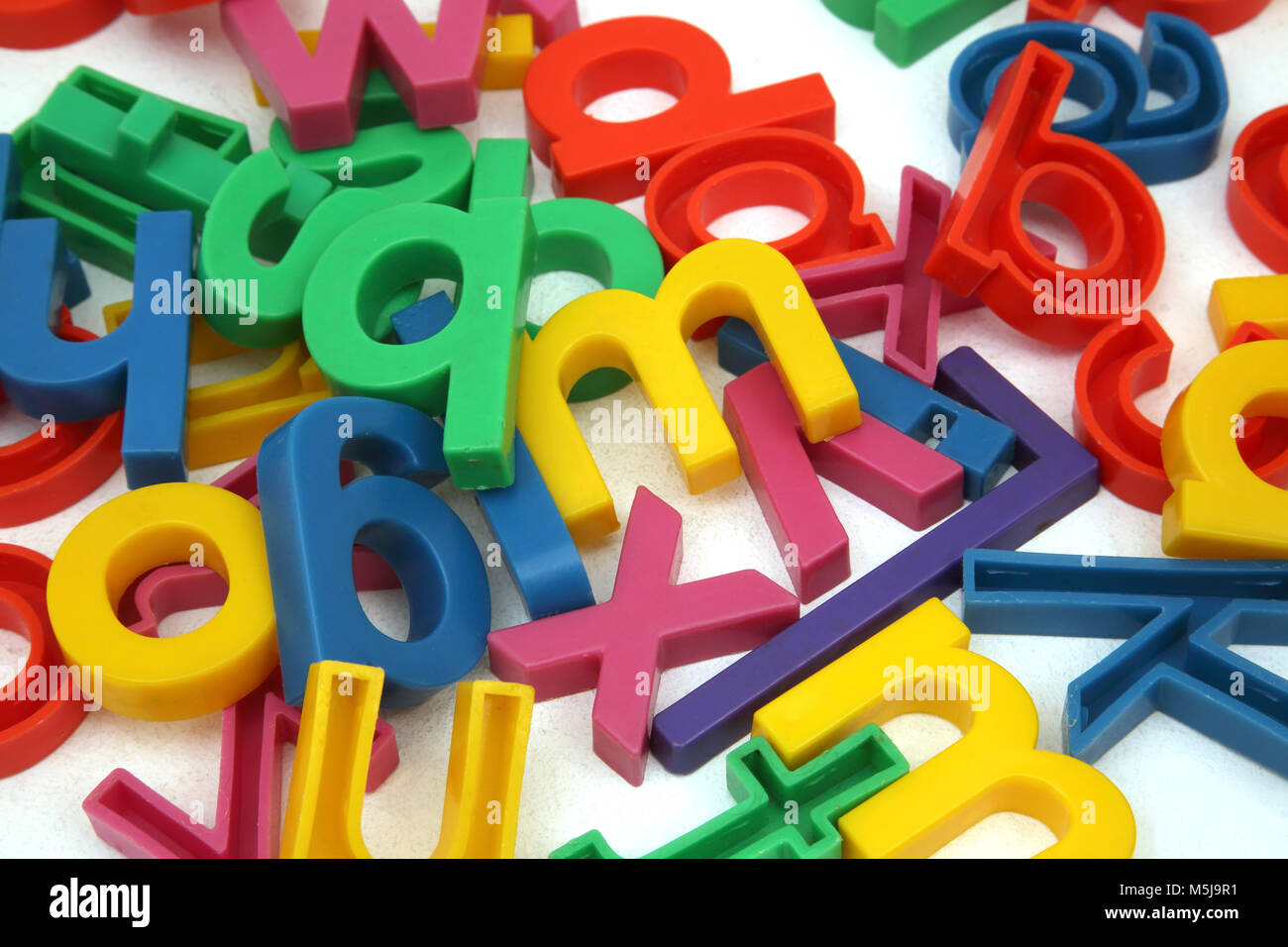 Bunte Buchstaben pädagogisches Spielzeug aus Kunststoff Stockfoto