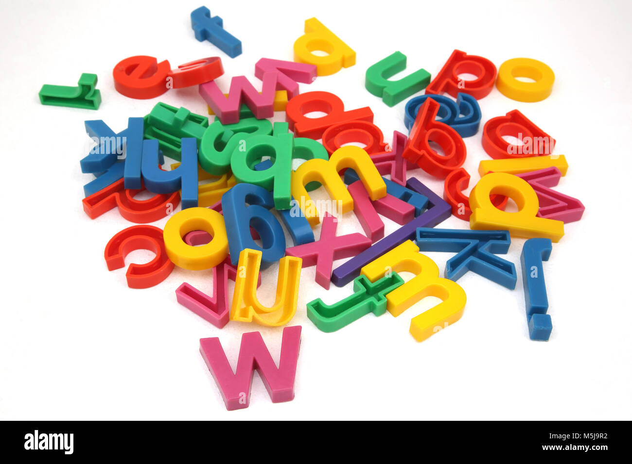Bunte Buchstaben pädagogisches Spielzeug aus Kunststoff Stockfoto