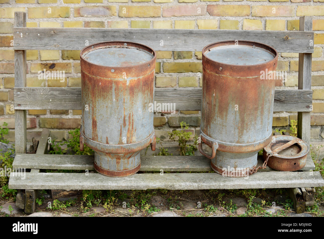 Rostige alte milchkannen -Fotos und -Bildmaterial in hoher Auflösung