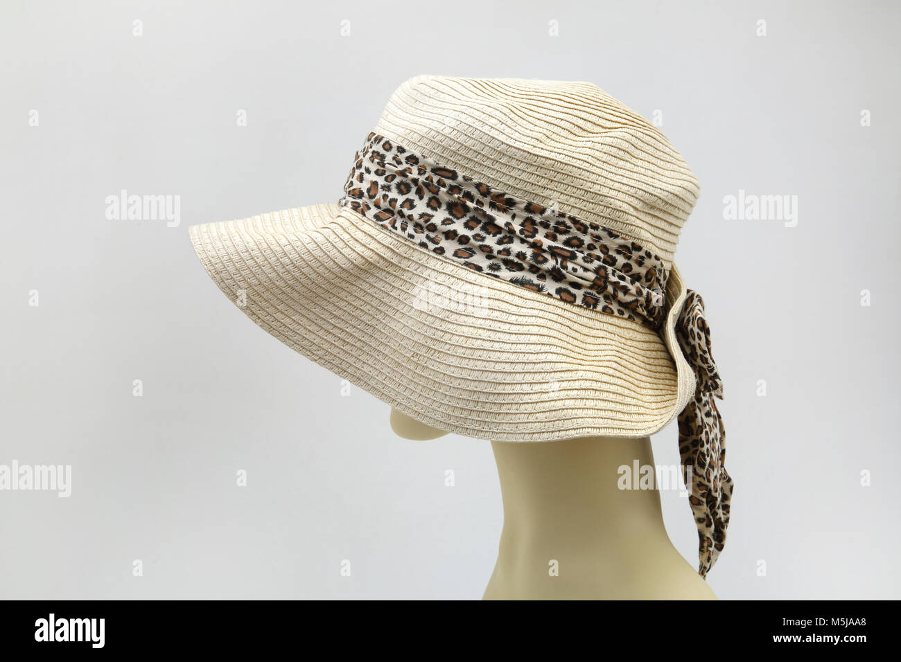 Gewebe Papier Sommer Hut mit Leopardenmuster Bug Stockfoto