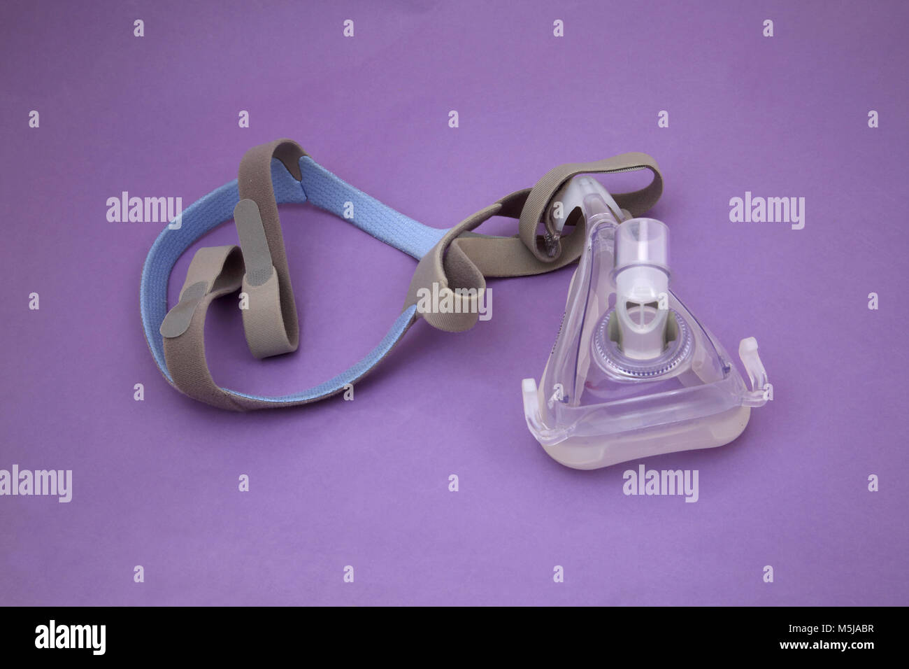 CPAP ResMed Quattro Luft Nasenmaske für Personen, die unter Schlafapnoe leiden Stockfoto