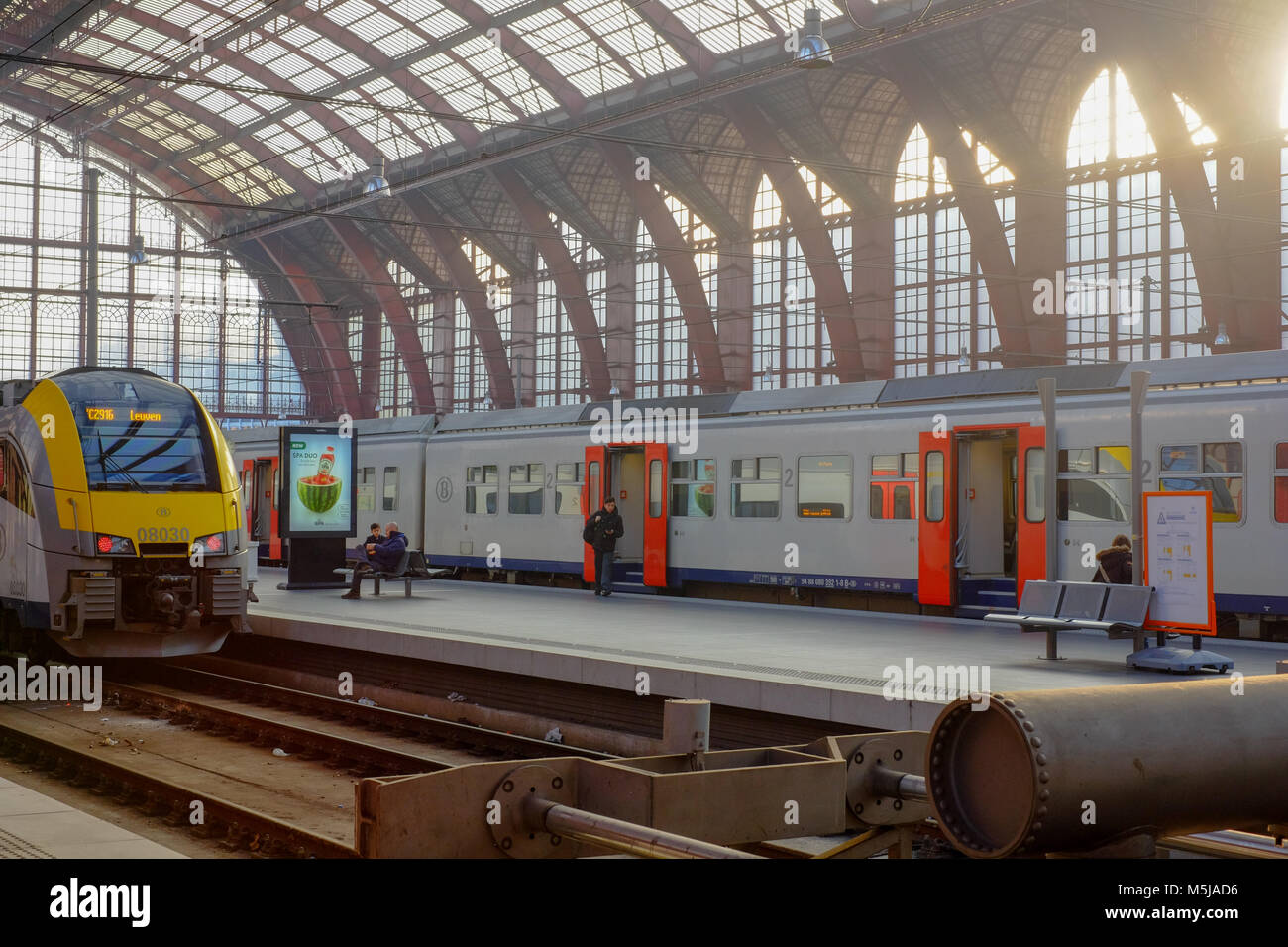 Editorial Bild mit Menschen, die das Reisen mit dem Zug in den Hauptbahnhof von Antwerpen Stockfoto