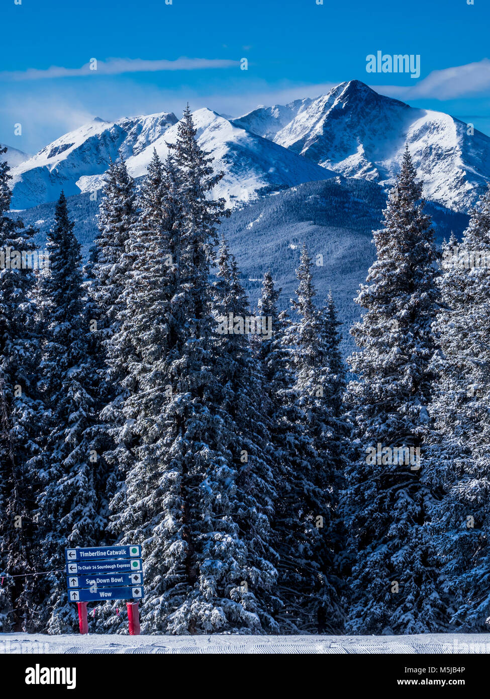 Berg der heiligen Kreuz aus der Nähe von oben auf der Bergspitze Express Lift 4, Winter, Skigebiet Vail, Vail, Colorado. Stockfoto