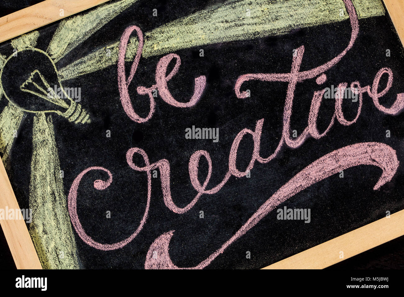 Werden Creatvie bunte Kreide Schriftzug motivationale Zitat closeup