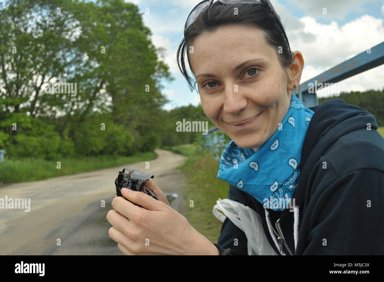 Die Frau unterhalten und nachdenklich. Mädchen mit Ohrringe. Lächeln und Zufriedenheit. Stockfoto
