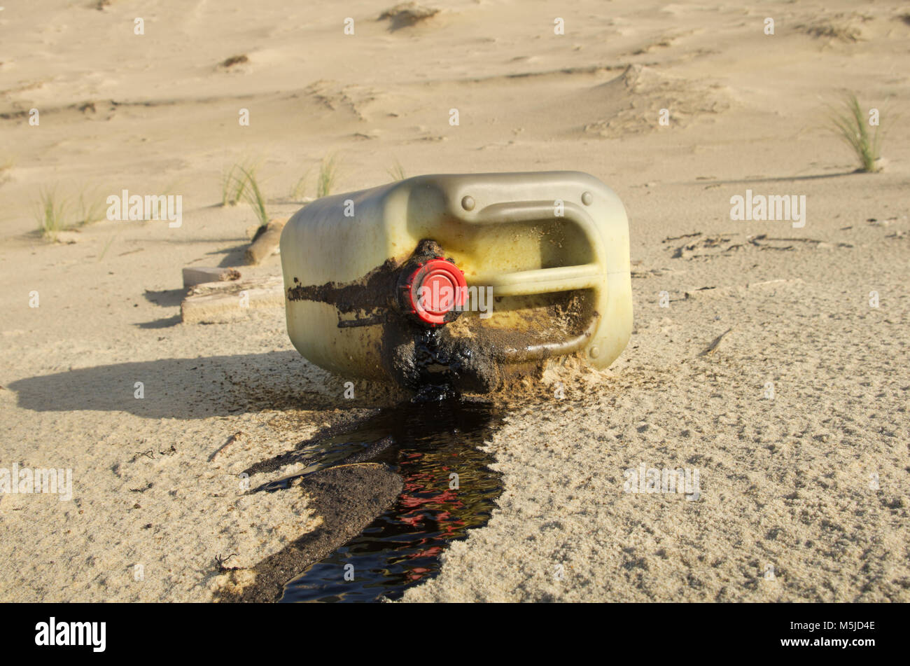 Öl am Strand. Wasserverschmutzung Stockfoto