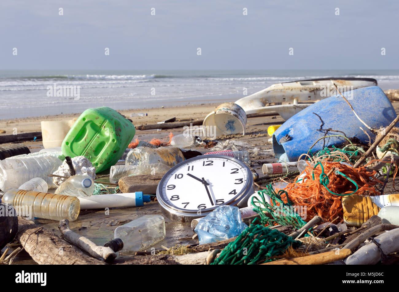 Meeresverschmutzung: Es ist an der Zeit, aufzuwachen. Müll und Abfall an einem Strand. Konzept Stockfoto