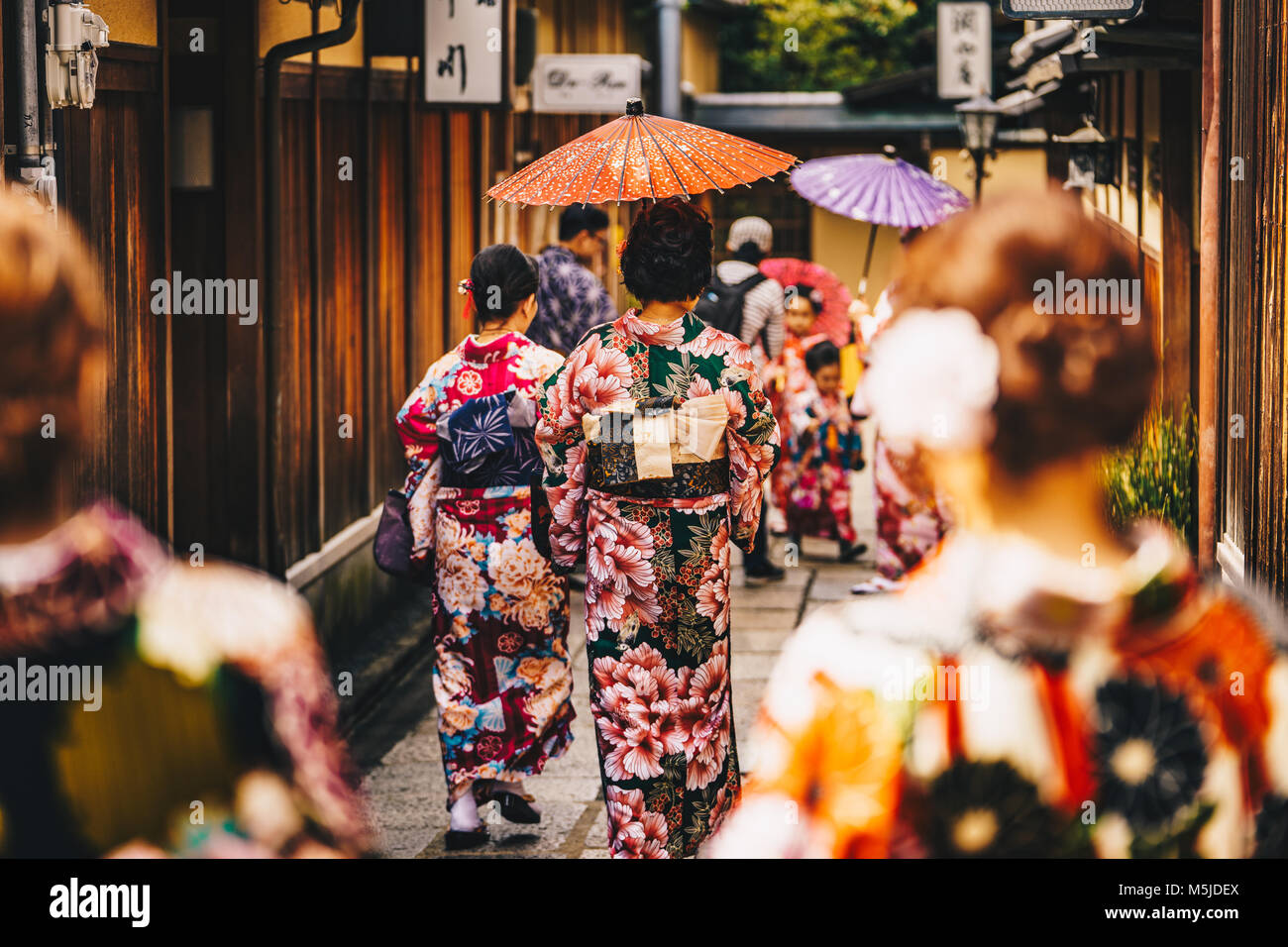 Frauen in traditionellen japanischen Kimonos wandern in Kyoto, Japan Stockfoto