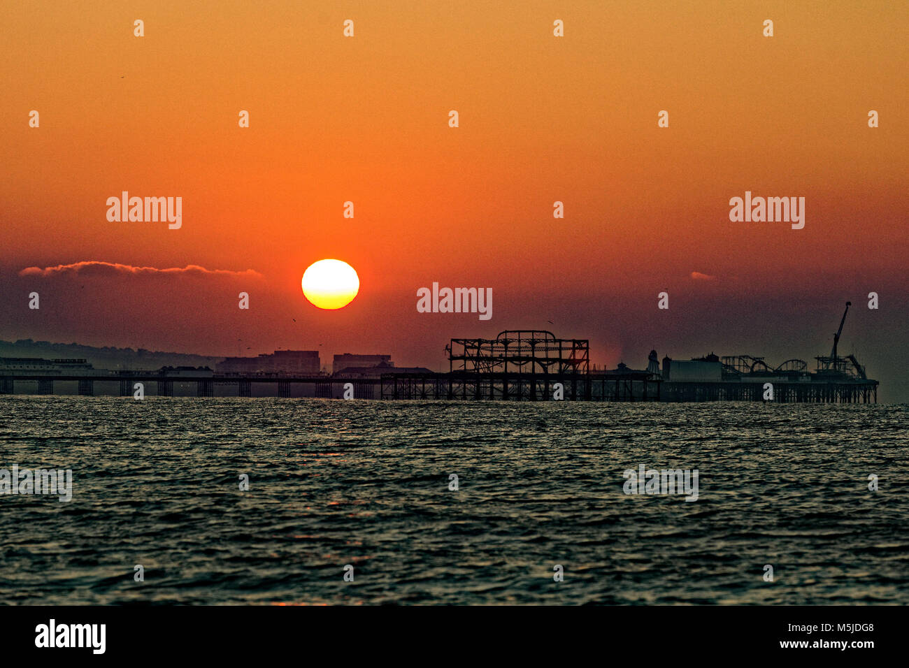 Die Sonne über Brighton Pier ein eiskalt, aber klaren Morgen in East Sussex, England, UK. Samstag, 24. Februar 2018 Stockfoto