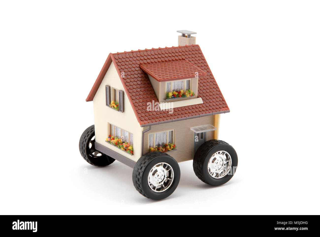 Haus auf Rädern auf Weiß mit Freistellungspfad isoliert Stockfoto