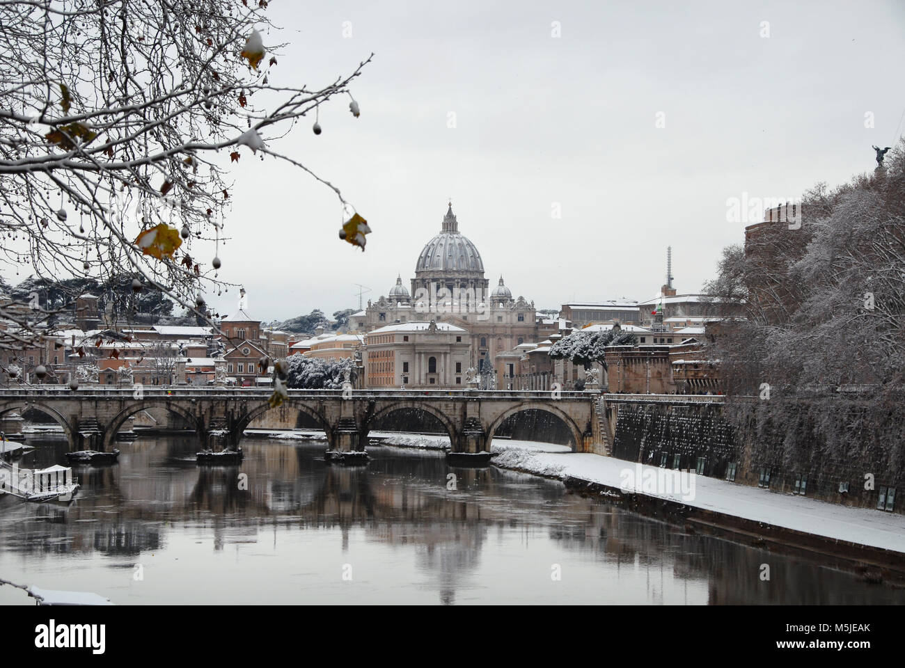 Tiber mit dem Hl. Petrus Kuppel und heiligen Engel, Brücke von Schnee bedeckt Stockfoto