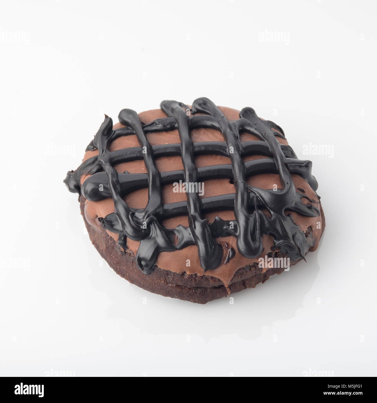 Essen: Schokolade Donut isoliert auf weißem Hintergrund Stockfoto