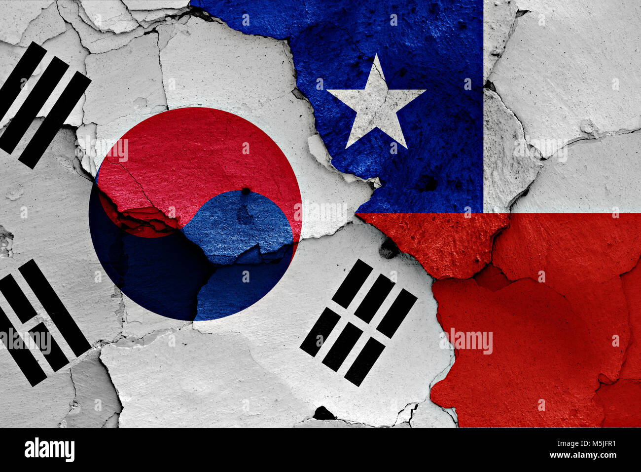 Flagge von Südkorea und Chile malte auf Risse an der Wand Stockfoto