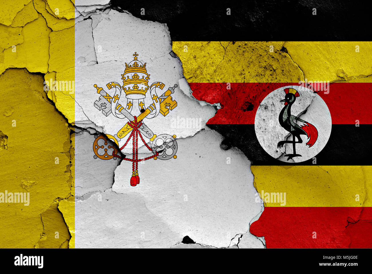 Flagge von Vatikan und Uganda auf gerissene Wand gemalt Stockfoto