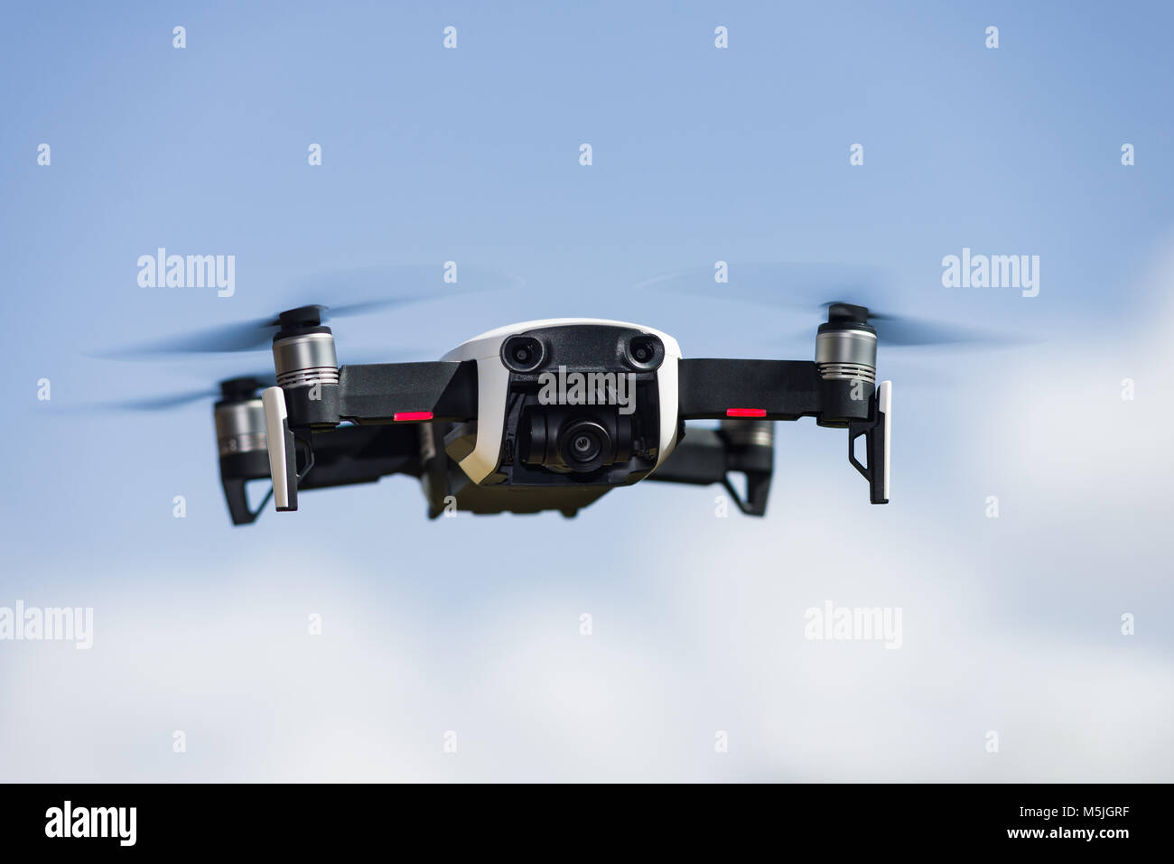 Eine DJI Mavic Luft drone auf der Flucht vor einem blauen Himmel mit Wolken Stockfoto