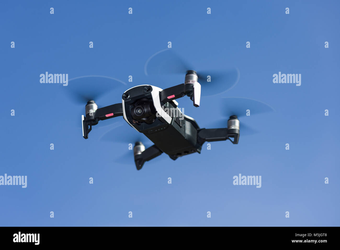 Eine DJI Mavic Luft Drohne im Flug vor blauem Himmel Stockfoto