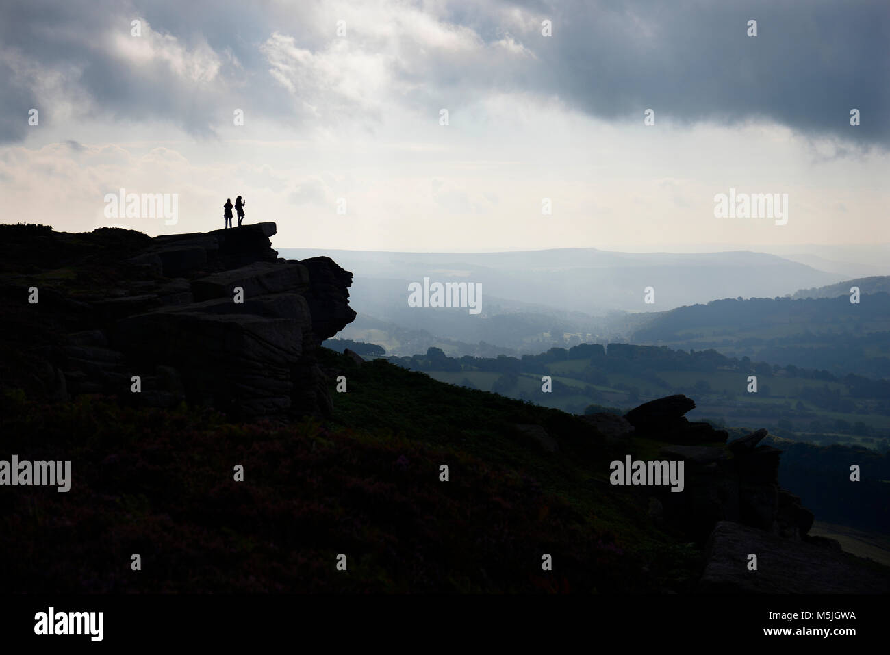 Silhouetten auf Bamford Kante Stockfoto