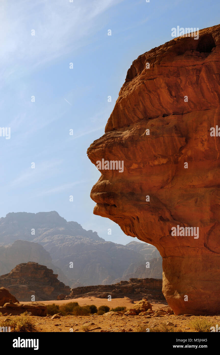 Riesige Gesicht ist aus Sandstein, die durch Erosion, Wadi Rum, Jordanien Stockfoto