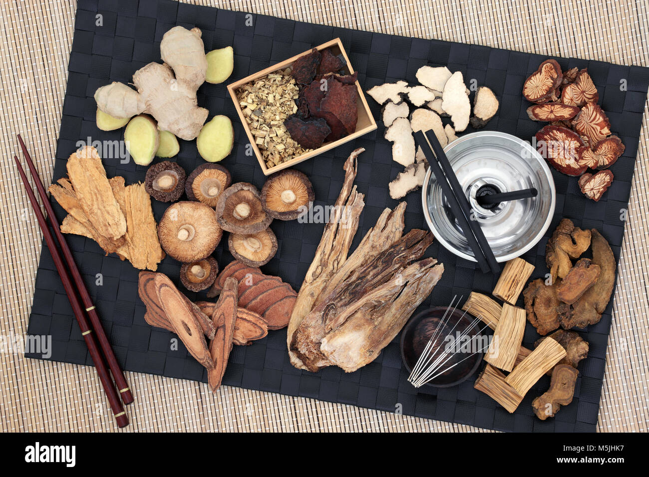 Chinesische alternative Medizin mit Kräutern, Akupunkturnadeln, moxa Sticks in moxibustion Therapie eingesetzt. Ansicht von oben. Stockfoto