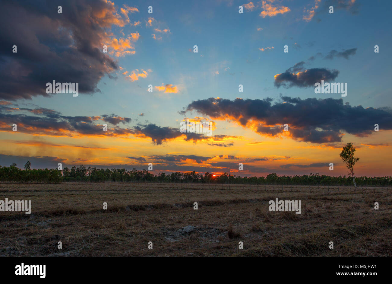 Sonnenuntergang im Isan Village, Nord Ost Thailand, Asien Stockfoto