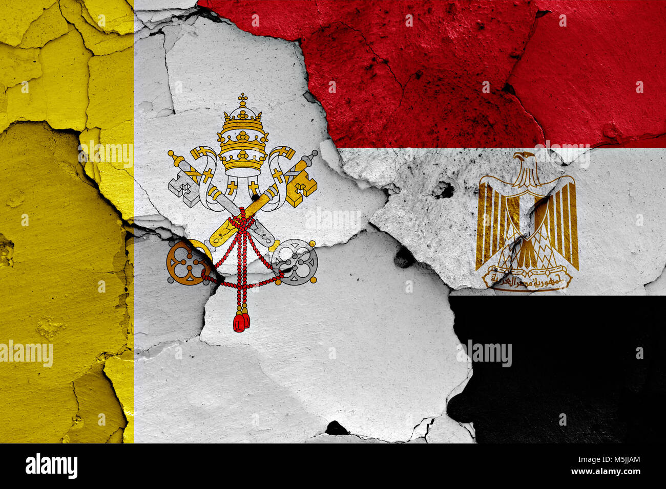 Flagge von Vatikan und Ägypten malte auf Risse an der Wand Stockfoto