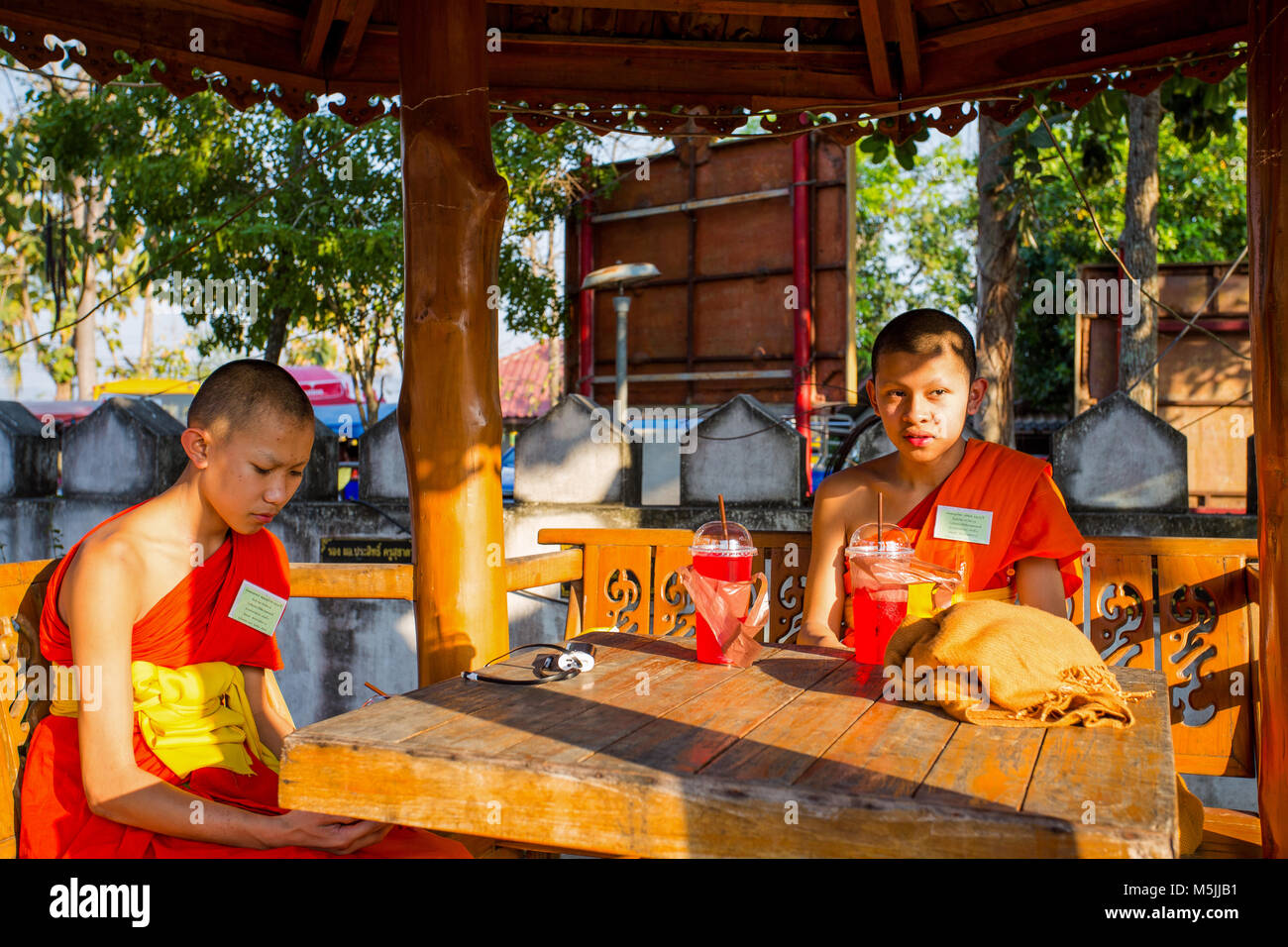 LAMPANG, THAILAND FEBRUAR 21, 2017 - ein paar junge Mönche sitzen und Rest außerhalb der Tempel. Stockfoto