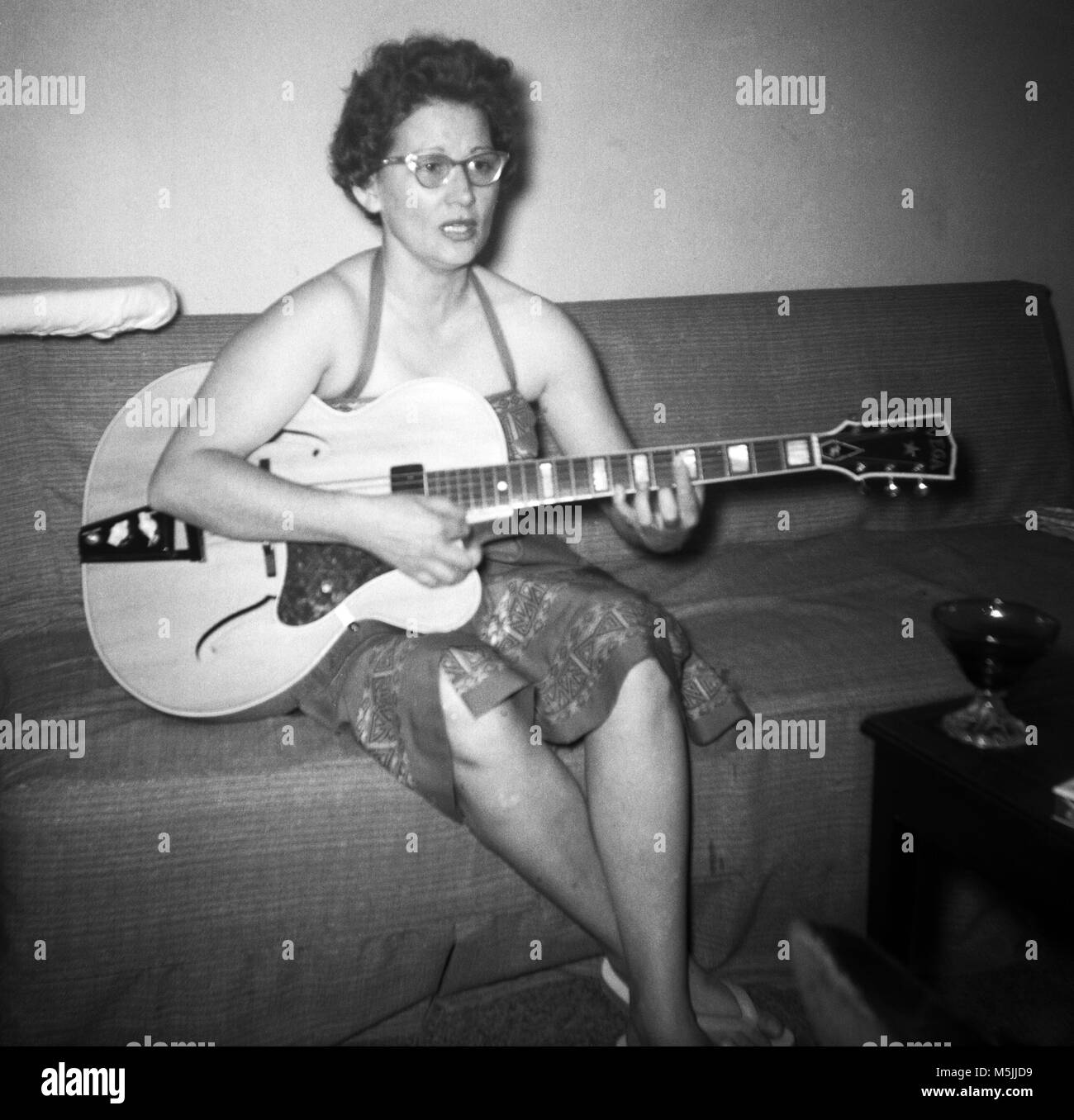 Singen mit einem D-46 Duo-tron Gitarre Nummer 3683 Stockfoto