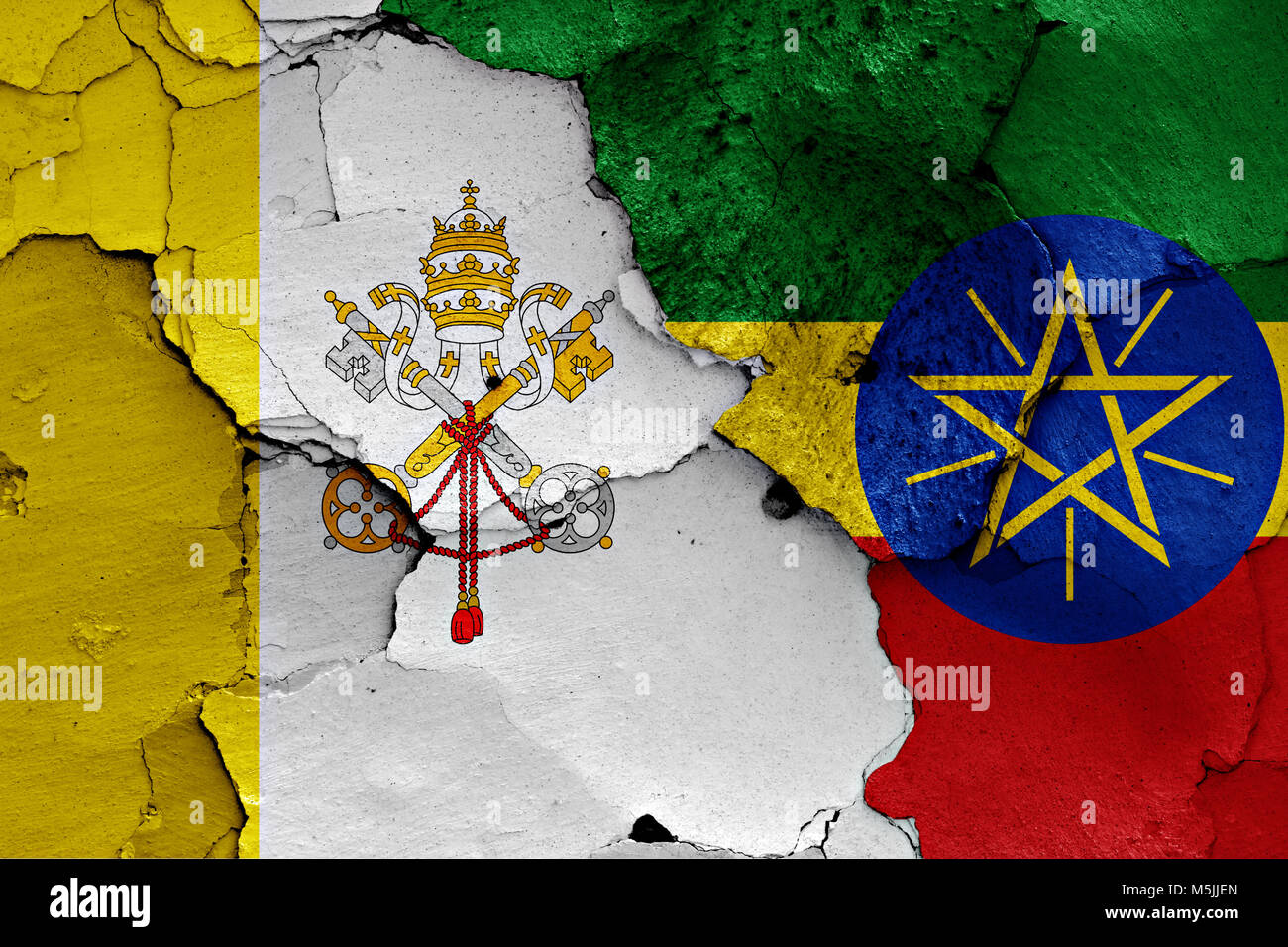 Flagge von Vatikan und Äthiopien malte auf Risse an der Wand Stockfoto