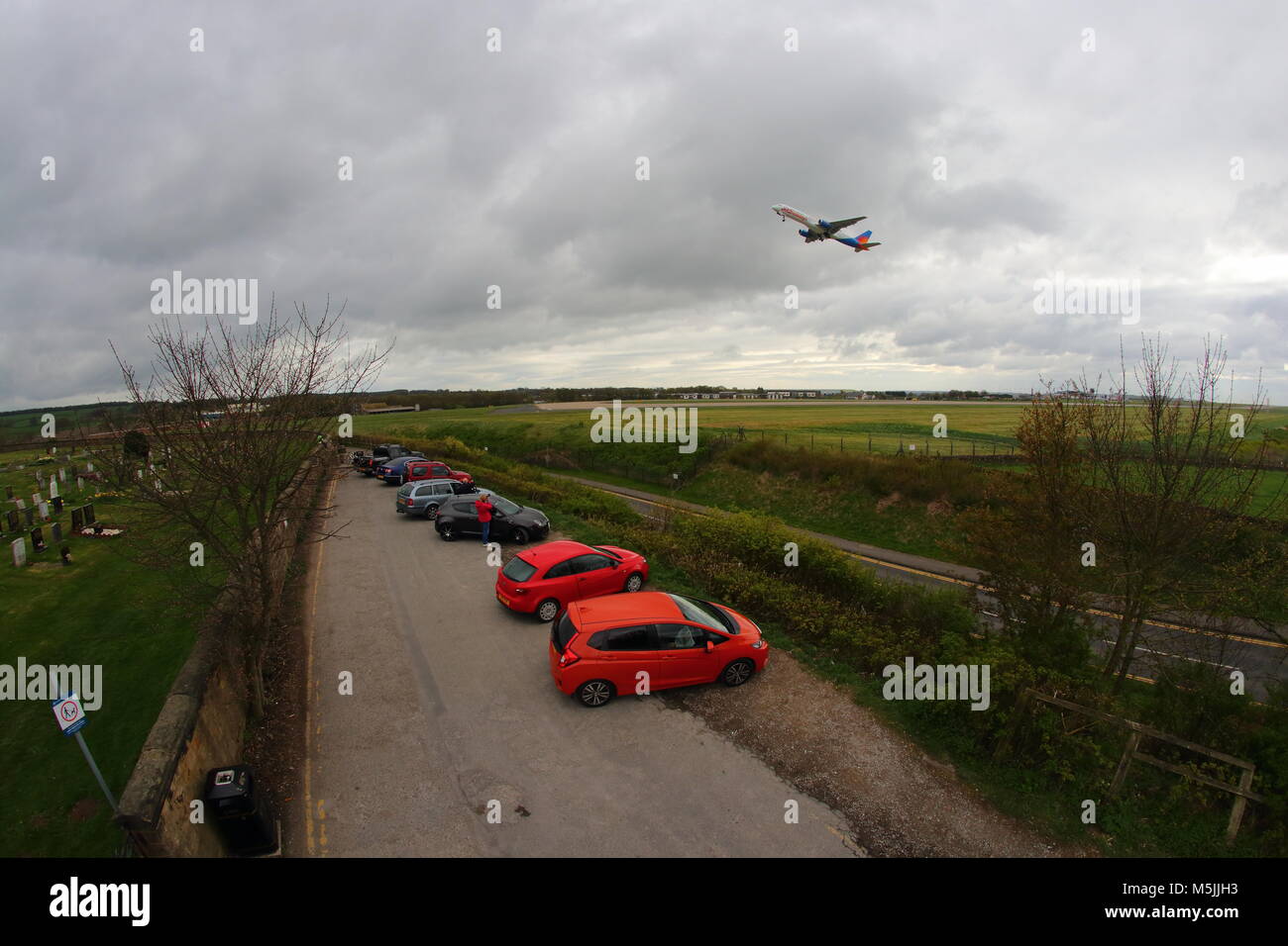 Der Flughafen Leeds Bradford plane spotting Anzeigebereich auf Friedhof Straße. Stockfoto