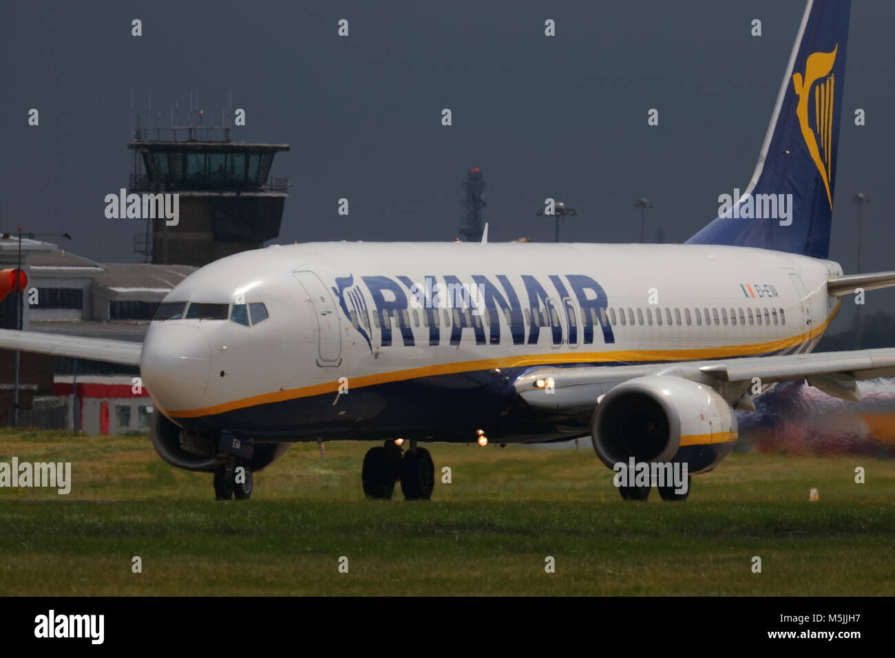 Ryanair Flugzeug über aus Leeds Braford Internationalen Flughafen zu nehmen Stockfoto